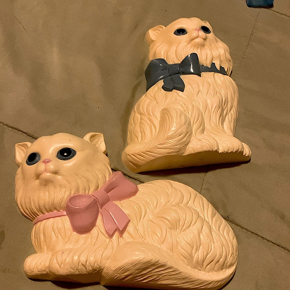 Old fashioned Kitten wall plaques.  Made of plastic and real looking eyes.
